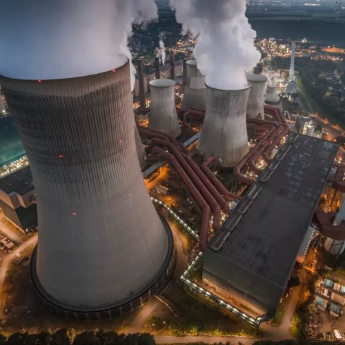 Industriekomplex mit kuehltuermen bei nacht