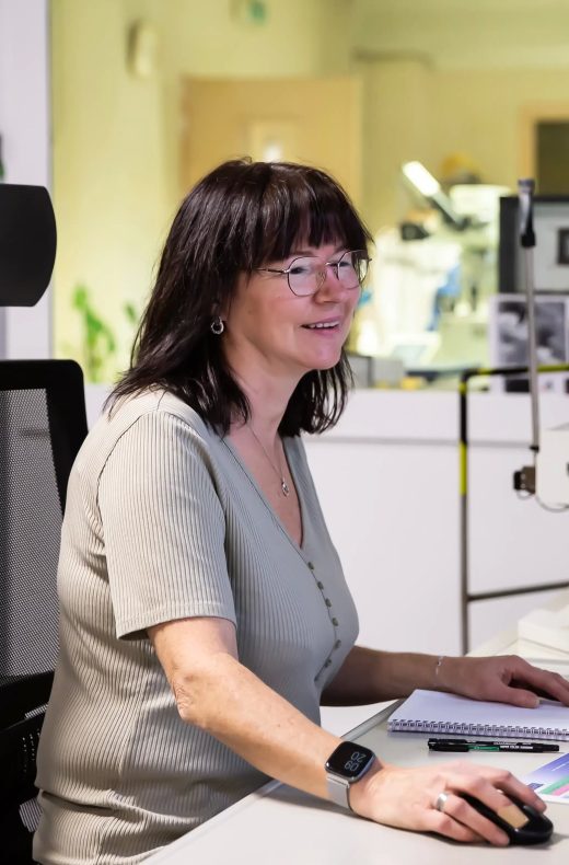 Labor mitarbeiterin analysegeraet arbeitsumgebung